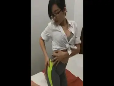 Gadis Berkacamata Cantik Pasrah Goyang Kasur